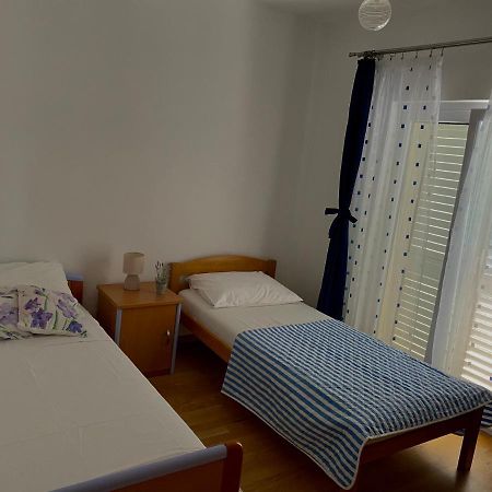 Apartman Nives Apartment โตรกีร์ ภายนอก รูปภาพ