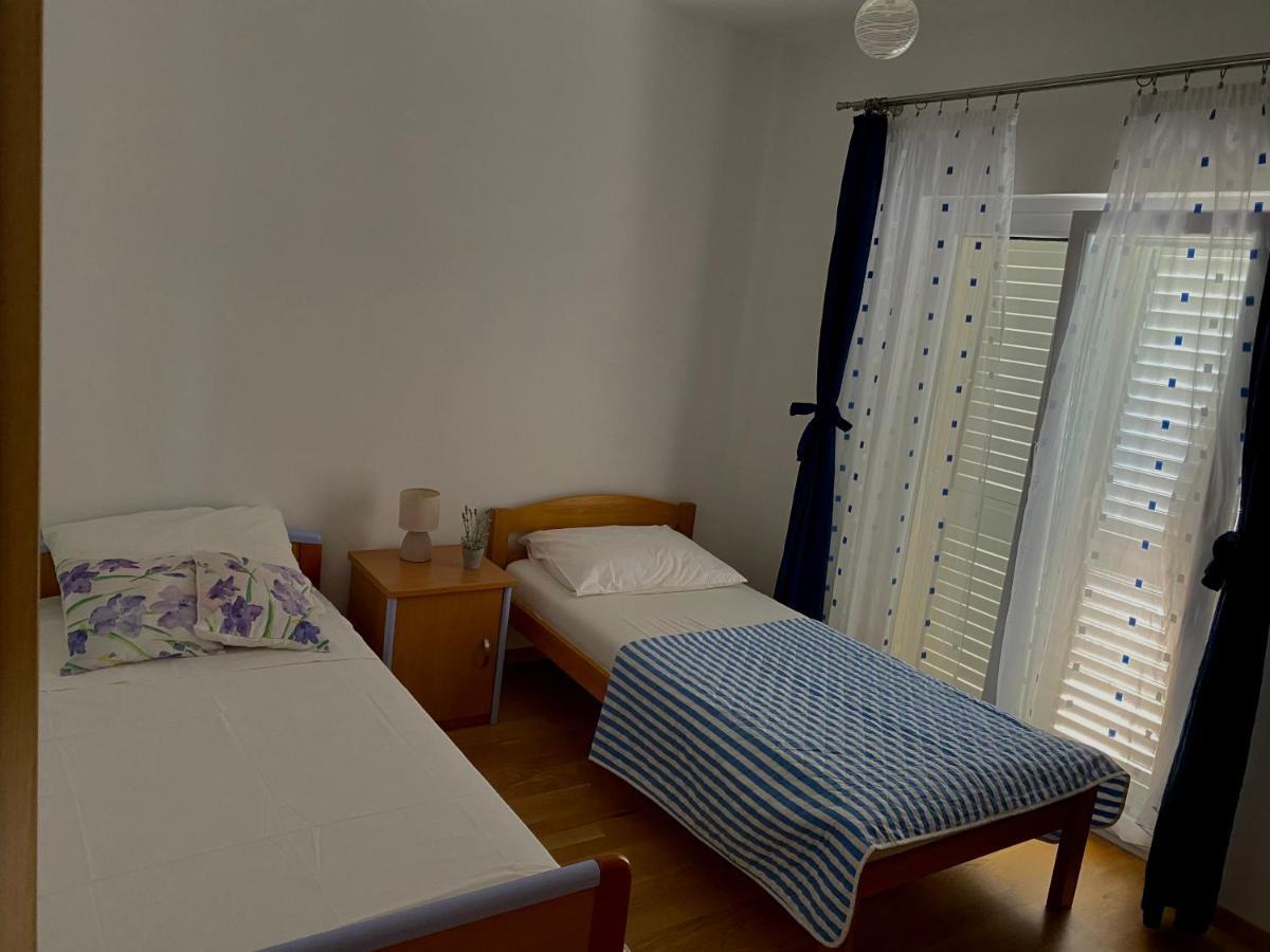 Apartman Nives Apartment โตรกีร์ ภายนอก รูปภาพ