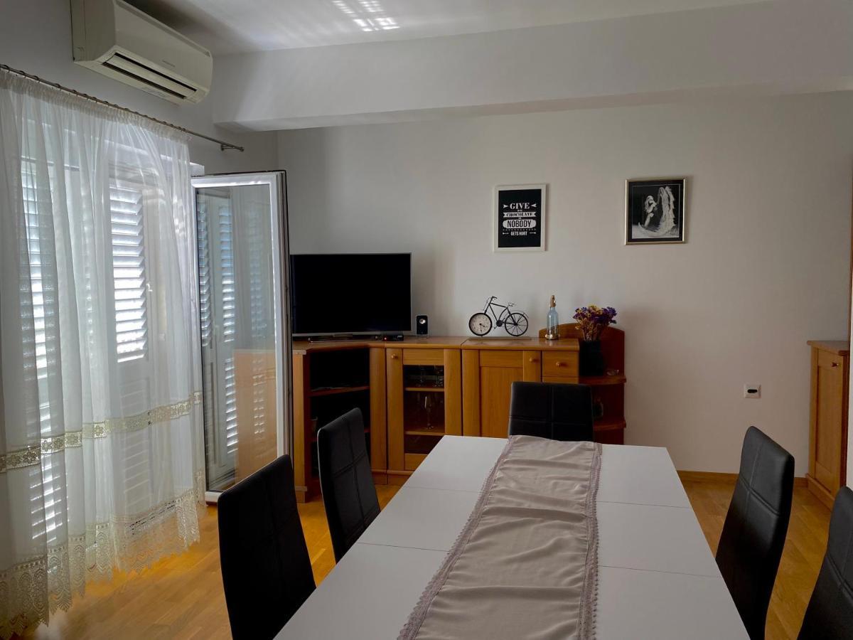 Apartman Nives Apartment โตรกีร์ ภายนอก รูปภาพ
