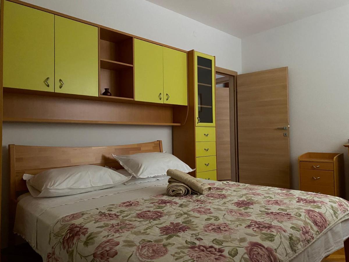 Apartman Nives Apartment โตรกีร์ ภายนอก รูปภาพ