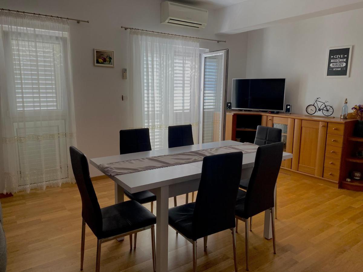 Apartman Nives Apartment โตรกีร์ ภายนอก รูปภาพ