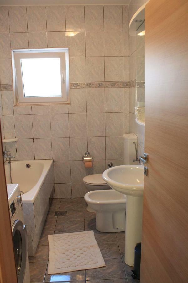 Apartman Nives Apartment โตรกีร์ ภายนอก รูปภาพ